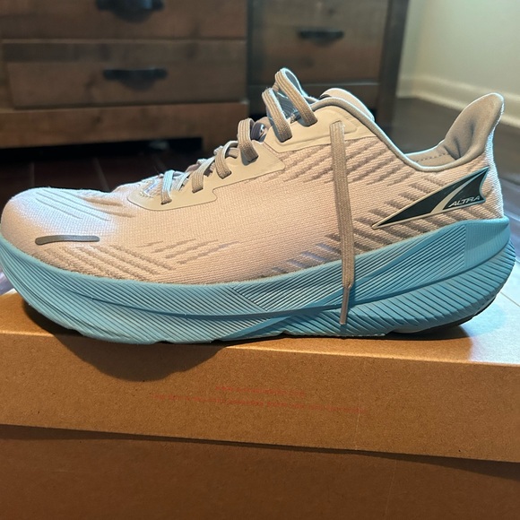 Men’s size 8 ALTRAFWD Experience running shoes. - Picture 4 of 8